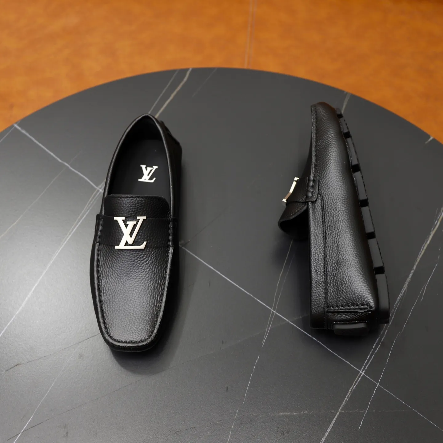 Ex-factory price: 480💰【LV】Louis Vuitton ⚠️High-end men’s driving and pedal series ⚠️38-44 (customized for 45) ⚠️All original cowhide leather! Thick and soft! Made entirely of calfskin lining! Rubber sheet anti-slip beanie sole! Three-dimensional package technology! Fashionable and classic! Handicrafts! Original high quality! Feel free to compare!